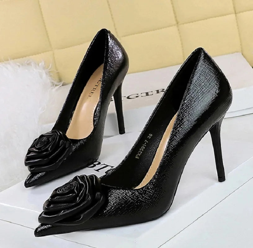 Elegant Patent Leather Floral Women’s Pumps with Pointed Toes and Thin Low-Med Heels for Weddings and Parties